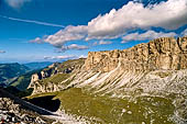 Trekking nel Parco Naturale Puez-Odle. Da Passo Gardena al Rifugio Puez, superato il passo di Cir il panorama si apre verso la Val de Chedul contornata da pareti di roccia verticali. 